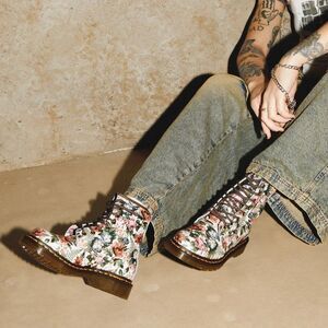 NEW Dr Martens  1460 English Garden Women’s  Lace-Up Boots Sz 6